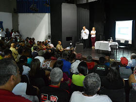 Servidores reunidos com o prefeito Mrcio Cato - Foto: Marcelo Roza