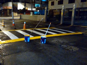 Equipe da Secretaria de Segurana Pblica pinta faixas de sinalizao - Foto: PMT