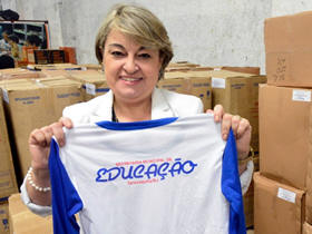 Secretria de Educao, Rosana Mendes, mostra uma das camisas do uniforme - Foto: AsCom PMT