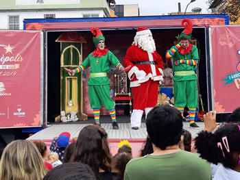 ‘A Fábrica de Brinquedos do Papai Noel’, com o grupo Hocus Pocus, na Praça Olímpica - Foto: AsCom PMT